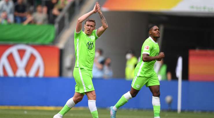 Vào! Max Kruse (Wolfsburg) sút bóng thành bàn từ cự li rất gần sau khi đón một đường chuyền. Kiến tạo bởi Mickey van de Ven. Tỉ số là 2:2.
