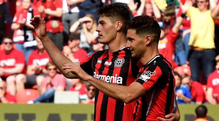 Vào - 1:0! Lucas Alario (Bayer Leverkusen) nhận một đường chuyền chuẩn xác trong vòng cấm từ Patrik Schick và anh đánh bại thủ môn với một pha dứt điểm sắc sảo vào góc thấp bên phải khung thành.