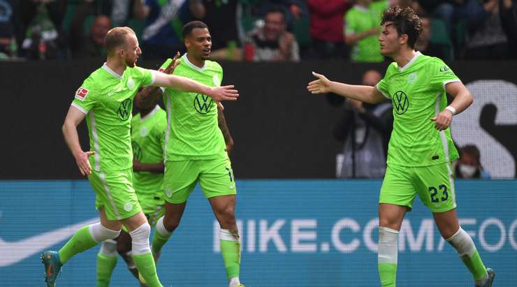 Vào! Max Kruse thể hiện nhãn quan tuyệt vời của mình với đường chuyền sắc sảo cho Jonas Wind (Wolfsburg), người đã rất bình tĩnh sút bóng vào góc trái phía dưới. Tỉ số là 1:2.