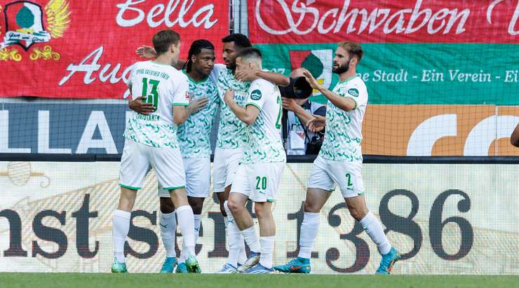 Vào! Jessic Ngankam (Greuther Furth) đã không do dự tung cú sút ngay ngoài vòng cấm. Đó là một cú sút căng tuyệt đẹp vào góc thấp bên phải khung thành, đánh bại thủ môn đối phương.