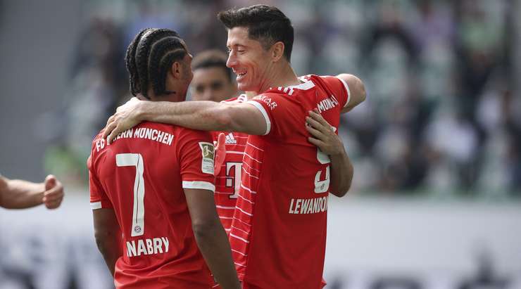 Vào! Thomas Muller treo bóng vào sâu trong vòng cấm kiến tạo cho Robert Lewandowski (Bayern Munich) ở một vị trí trống trải, và cú đánh đầu cận thành của cầu thủ này đã đưa bóng vượt qua tầm với của thủ môn đi vào góc trái khung thành. Tỉ số là 0:2.
