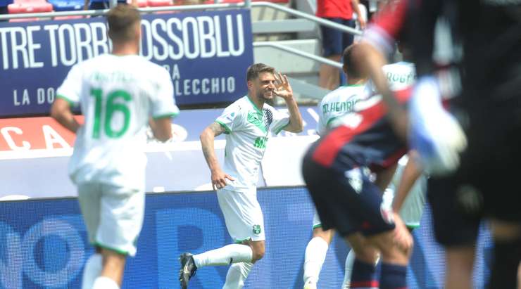 VÀO! Domenico Berardi (Sassuolo) đón bóng bật ra trong vòng cấm và tung một cú đá móc tuyệt diệu. Một pha dứt điểm phi thường! 0:2.