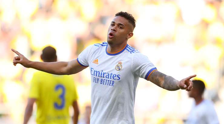Vào! Rodrygo thực hiện một đường chuyền đến chân Mariano Diaz (Real Madrid) và cầu thủ này tung một cú sút từ trong vòng cấm, đưa bóng vào góc thấp bên trái mành lưới. Tỉ số là 0:1.