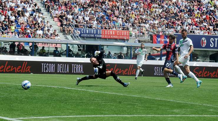 Một đường chuyền xé toang hàng phòng ngự đưa bóng đến chân Gianluca Scamacca (Sassuolo) trong vòng cấm và cầu thủ này đã không bỏ lỡ cơ hội! Anh sút bóng chuẩn xác vào góc thấp bên trái khung thành.
