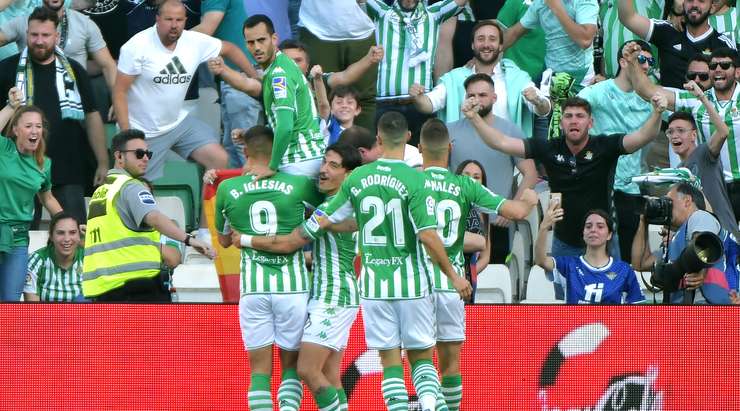 Vào! Juanmi (Betis) đón một đường chuyền và đến rìa vòng cấm để bấm bóng xuất sắc qua thủ môn và vào lưới trống. Anh ấy thay đổi tỉ số thành 1:0.