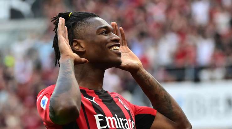 Một nỗ lực cá nhân đáng kinh ngạc của Rafael Leao (AC Milan) kết thúc với một cú sút từ trong vòng cấm. Cầu thủ này đưa bóng đi chìm vào ngay giữa và thay đổi tỉ số thành 1:0. Thủ môn Juan Musso đã không thể làm được gì.