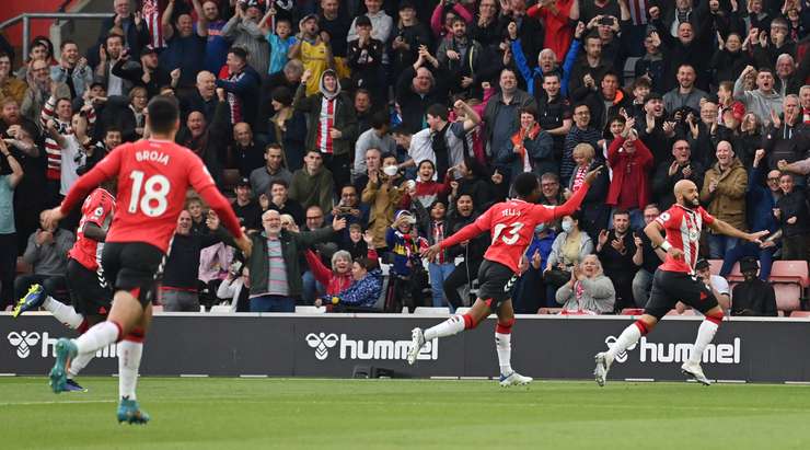 Bóng đã đi vào lưới! Nathan Redmond (Southampton) thử vận may của mình từ rìa vòng cấm và thần may mắn đã mỉm cười khi cú sút của anh đi trúng một cầu thủ khác và đổi hướng, khiến thủ môn Alisson không kịp trở tay. Tỉ số đã được nâng lên 1:0.