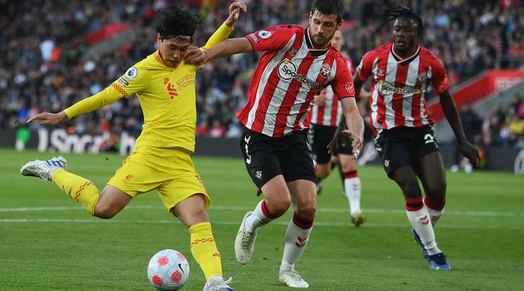 Bàn thắng đến từ một tình huống phối hợp đồng đội tuyệt vời! Takumi Minamino (Liverpool) đón một đường chuyền hoàn hảo và tung một cú sút xuất sắc vào góc cao bên phải. Thủ môn không thể làm gì với những cú sút như thế.
