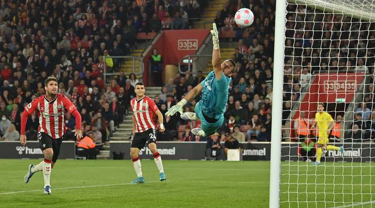 Joel Matip (Liverpool) là người nhanh nhất có mặt khi quả bóng bật ra ngay bên trong vòng cấm, và anh ấy đánh đầu thẳng vào mé trong cột dọc bên phải.