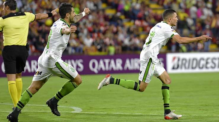Vào! Iago Maidana (America MG) tinh quái dừng lại một nhịp trước khi sút, chờ cho thủ môn Alexander Dominguez đổ người trước khi bình tĩnh đưa bóng vào góc thấp bên trái.