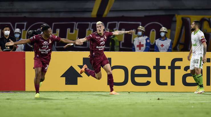 Vào! Anderson Plata kiến tạo cho Michael Rangel (Deportes Tolima) một đường chuyền tốt trong vòng cấm. Nó cho phép anh ấy dứt điểm với một cú sút chìm vào ngay giữa khung thành. 2:2.