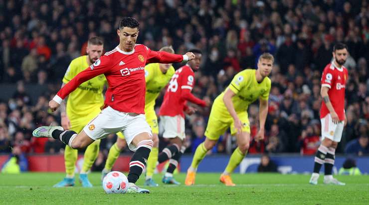 VÀO! Đó là một cú sút phạt đền hoàn hảo của Cristiano Ronaldo (Manchester United) về phía bên trái khung thành, không có một chút cơ hội nào cho thủ môn David Raya để cản phá!
