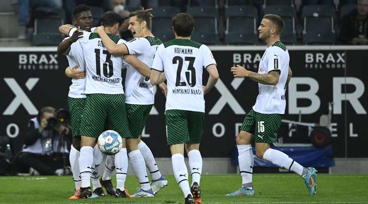 Lars Stindl nhồi bóng cho Breel Embolo (B. Monchengladbach), người đón đường chuyền của anh ở trong vòng cấm và ra chân rất nhanh vào ngay giữa khung thành! Thủ môn đã không thể làm gì được. 1:0!