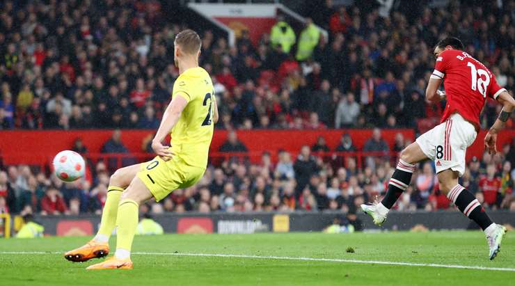 Vào! Anthony Elanga thể hiện nhãn quan tuyệt vời của mình với đường chuyền sắc sảo cho Bruno Fernandes (Manchester United). Cầu thủ này cũng chứng tỏ bản lĩnh của một sát thủ vòng cấm và dứt điểm gọn gàng từ cự ly gần vào lưới. Tỉ số là 1:0.