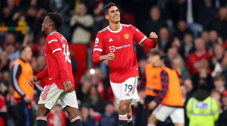 Raphael Varane (Manchester United) ghi bàn! Anh ấy có khoảng trống trong vòng cấm khi bóng được treo vào từ quả phạt góc và sút bóng trái phá vào lưới. Pha dứt điểm của anh ấy đi vào chính giữa khung thành.