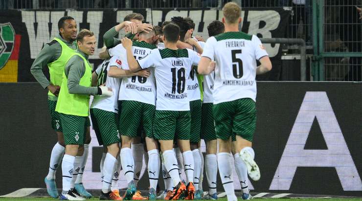 Vào! Jonas Hofmann (B. Monchengladbach) lấy bóng bật ra trong vòng cấm và sút thành bàn, vào góc trái phía dưới.