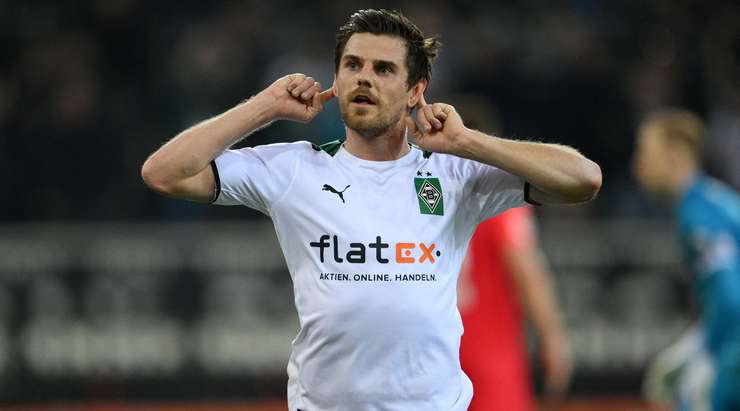 Vào! Sau khi nhận một đường chuyền tốt, Jonas Hofmann (B. Monchengladbach) tung một cú sút đi thẳng vào góc thấp bên trái khung thành. Một tình huống phối hợp đồng đội tuyệt vời!