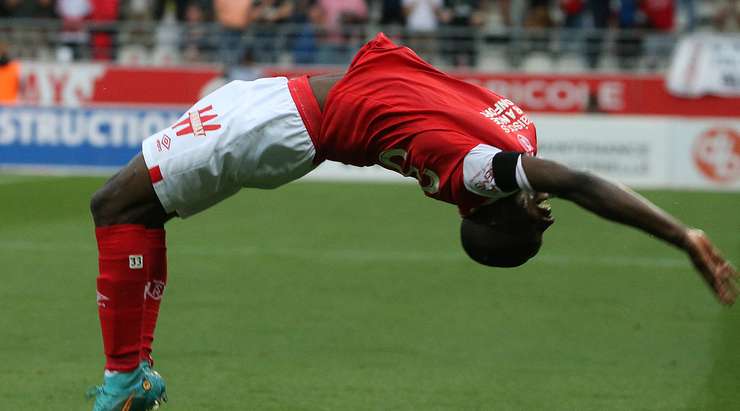 Kamory Doumbia (Reims) đón một đường chuyền ngay ngoài vòng cấm và dứt điểm với một cú sút uy lực, đưa bóng vào góc phải phía dưới khung thành.
