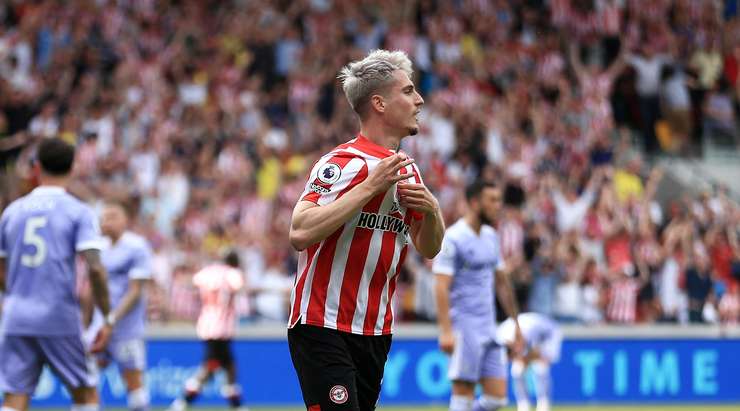 Sergi Canos (Brentford) phản ứng rất nhanh sau đường chuyền bị đổi hướng của Yoane Wissa và từ sau lưng thủ môn, anh trình diễn một cú đánh đầu ở cự ly gần, đưa bóng vào góc phải khung thành. Tỉ số là 1:1.