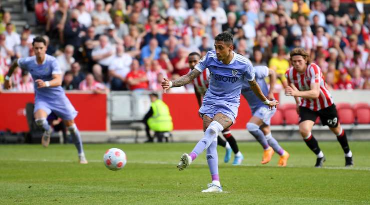Vào! Rafinha (Leeds) giành chiến thắng trên chấm phạt đền bằng một cú sút không thể cản phá, vượt qua tầm với của thủ môn David Raya vào góc cao bên phải.