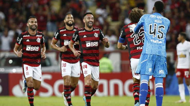 Vào 1:0! Mauricio Isla (Flamengo RJ) đệm bóng thành bàn từ cự li gần sau khi bóng bật ra tới hướng di chuyển của anh ấy.