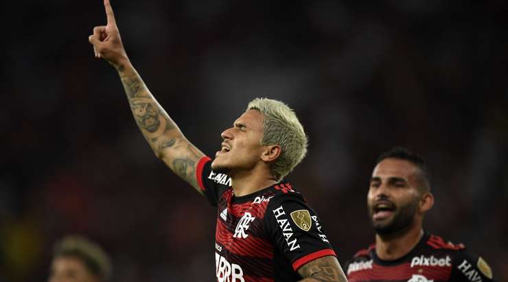 Lợi thế từ tình huống cố định đã được khai thác rất tốt! Andreas Pereira thực hiện quả đá phạt và treo bóng vào vòng 5m50. Pedro (Flamengo RJ) có một cú đánh đầu nhẹ nhàng, đủ để làm bóng đổi hướng vào góc cao bên trái khung thành. Thủ môn Alejandro Duarte đã không thể phản ứng đủ nhanh và tỉ số được nâng lên 2:0.