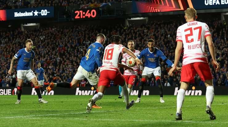 Vào! John Lundstram (Rangers) là người nhanh nhất phản ứng với pha bóng bật ra và sút bóng vào lưới. Tỉ số là 3:1.