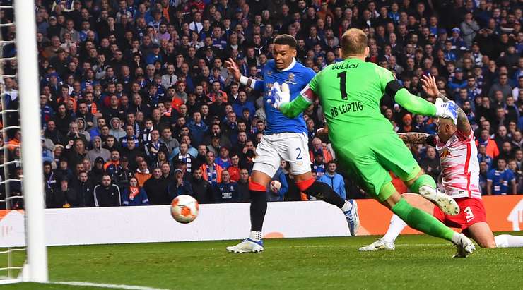 Nó đã đi vào lưới! Ryan Kent là người cung cấp khi anh ấy chuyền bóng đến James Tavernier (Rangers) người dễ dàng đánh đầu lái bóng từ cự li gần. Tỉ số à 1:0.