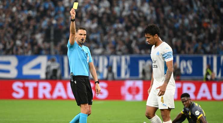 Sandro Scharer rút thẻ vàng cho Boubacar Kamara (Marseille) vì pha phạm lỗi nặng.