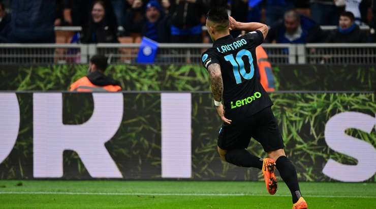 Vào! Lautaro Martinez (Inter) tung một cú sút một chạm trong vòng cấm và đánh bại thủ môn đối phương. Bóng đi vào phía trong cột dọc bên phải. 2:2.