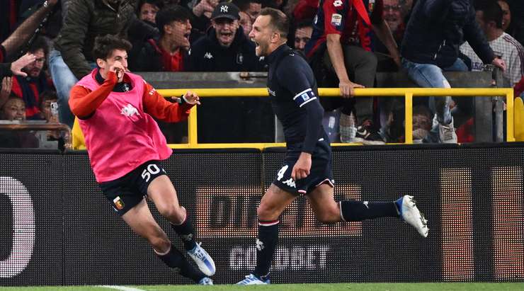 VÀO! Đó là một cú sút phạt đền tuyệt vời của Domenico Criscito (Genoa) về phía góc thấp bên phải khung thành, không có một chút cơ hội nào cho thủ môn Wojciech Szczesny để cản phá!