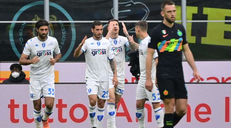 Một bàn thắng ngoạn mục! Andrea Pinamonti (Empoli) bứt tốc như một mũi lao vào vòng cấm để đón quả tạt và sút bóng vào góc thấp bên trái, để mặc thủ môn đứng chôn chân sững sờ!