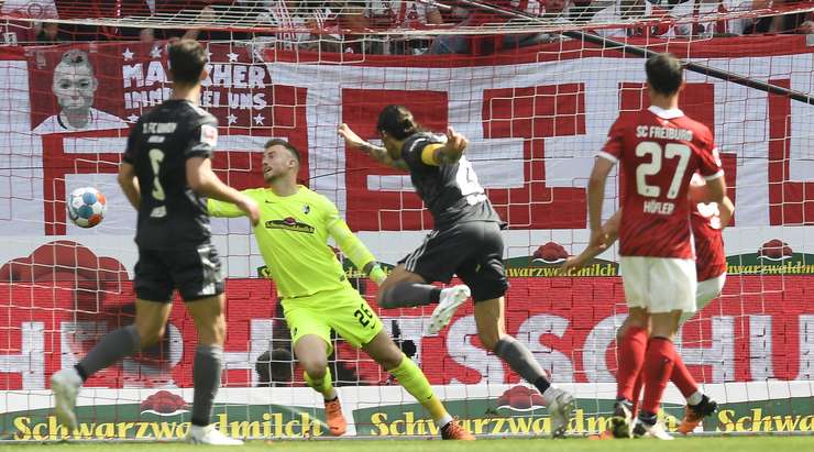 Christopher Trimmel (Union Berlin) bật lên đón quả tạt và đánh đầu hiểm hóc vào mé trong cột dọc bên trái.