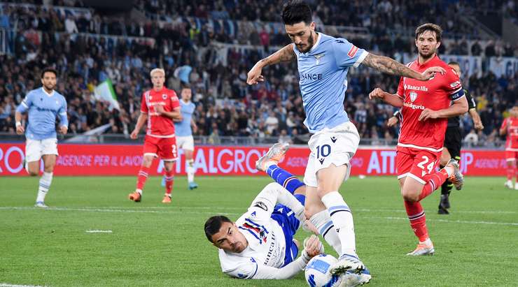 Luis Alberto (Lazio) nhận bóng trong vòng cấm, anh xoay trở rất nhanh nhẹn và dễ dàng sút tung lưới khung thành đối phương.