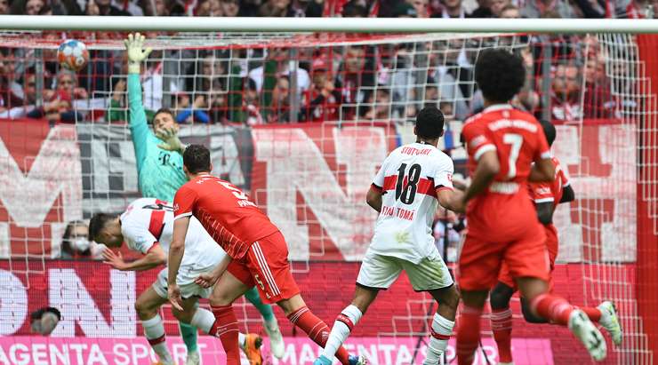 0:1. Tiago Tomas (VfB Stuttgart) đón một đường chuyền tại rìa khu cấm địa và ngay lập tức tung cú sút một chạm tuyệt vời bay vào nóc lưới. Một pha dứt điểm xuất sắc! Manuel Neuer cố gắng ngăn chặn nó, nhưng không có cơ hội cho anh ấy. Kiến tạo bởi Omar Marmoush.