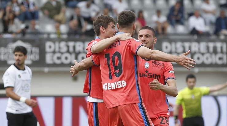 Berat Djimsiti (Atalanta) đang ăn mừng một bàn thắng đẹp mắt! Cầu thủ này chiến thắng trong pha không chiến và đánh đầu quả đá phạt vào góc trái cầu môn. 1:2!