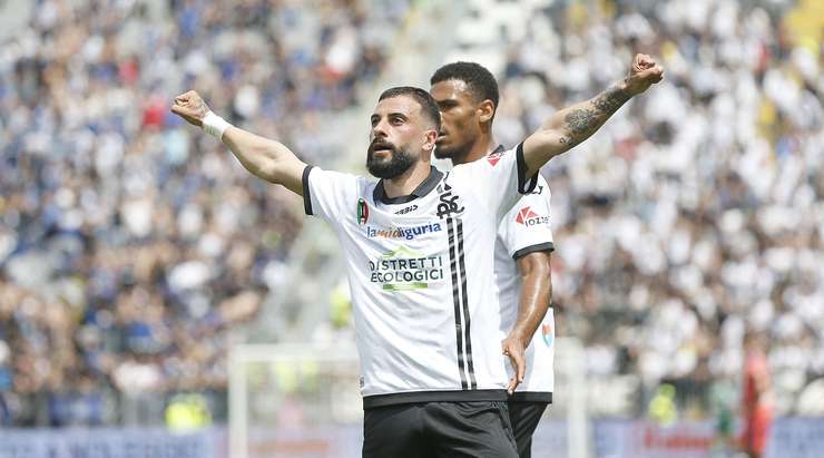 Daniele Verde (Spezia) có một pha đi bóng độc diễn tuyệt vời và dứt điểm từ trong vòng cấm, đánh bại thủ môn Juan Musso với một cú sút vào góc trái phía dưới. Tỉ số bây giờ là: 1:1.
