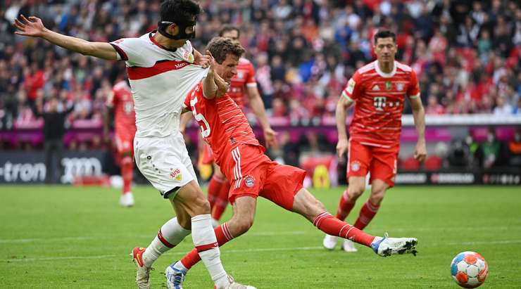 Bóng đã nằm trong lưới sau một pha dứt điểm xuất sắc của Thomas Muller (Bayern Munich)! Dayot Upamecano chọc khe rất sắc sảo và kiến tạo cơ hội cho Thomas Muller (Bayern Munich), người đã phản ứng rất nhanh để thoát xuống đối mặt với thủ môn và dứt điểm từ cự li gần vào góc thấp bên phải khung thành. Tỉ số bây giờ là 2:1.