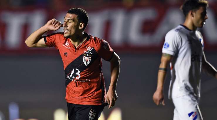 Baralhas (Atletico GO) khống chế bóng gọn gàng từ một đường chuyền sắc bén tại rìa vòng cấm và tung cú sút căng vào vào góc thấp bên trái khung thành, theo một phong cách đã thành thương hiệu của anh.