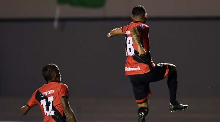 Luiz Fernando (Atletico GO) nhận đường chuyền từ đồng đội và anh không hề do dự tung một cú sút chìm không thể cản phá vào góc thấp bên phải khung thành.