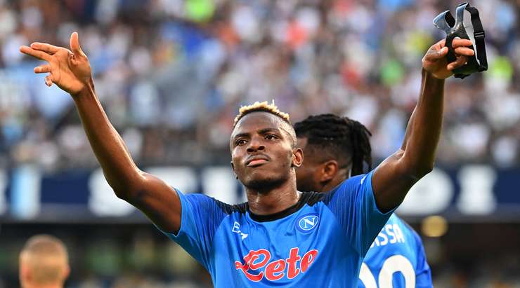 Victor Osimhen (Napoli) ghi bàn! Victor Osimhen (Napoli) được kiến tạo bởi Andre Zambo Anguissa và anh ấy đã cho thấy sự bình tĩnh tuyệt vời trong vòng cấm để sút vào góc trái phía dưới. 2:0.