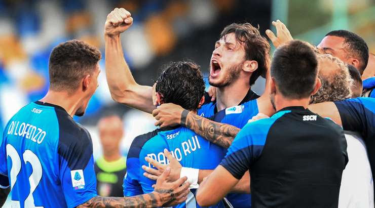 Khvicha Kvaratskhelia (Napoli) làm mọi người phải thán phục với một sút như tên lửa từ cự ly rất xa, bóng khẽ chạm vào cột dọc bên phải rồi mới bay vào lưới! Quá đỉnh!