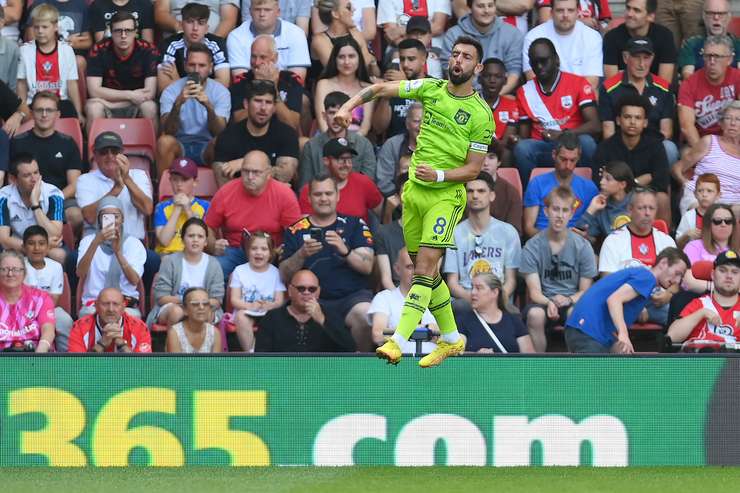 Vào! Bruno Fernandes (Manchester United) thể hiện sự nhạy bén của mình trong vòng cấm khi anh ấy đón một đường chuyền thông minh từ đồng đội và tung cú sút một chạm vào góc trái phía dưới. Diogo Dalot là người đã kiến tạo bàn thắng. Tỉ số là 0:1.