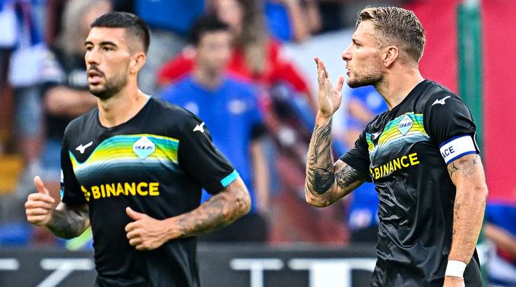 Ciro Immobile (Lazio) thoát xuống sau đường chuyền từ Sergej Milinkovic-Savic, anh lao vào vòng cấm và tung cú sút như búa bổ về phía góc cao khung thành trong tư thế đối mặt với thủ môn.