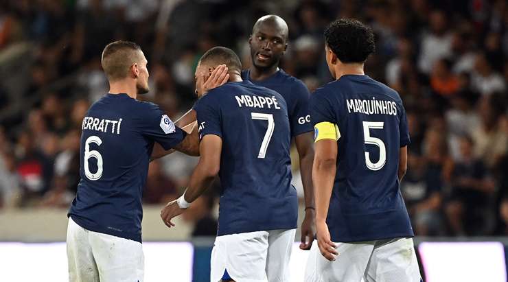 Vào! Lionel Messi tung một đường chuyền tuyệt vời đến vị trí của Kylian Mbappe (Paris SG) trong vòng cấm, và cầu thủ này tận dụng rất tốt cơ hội để dứt điểm với một cú sút chìm gọn gàng vào lưới. 0:2.