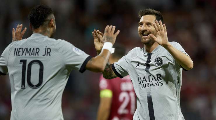 Vào! Đường trả bóng về tuyến hai từ đường biên ngang của Neymar kiến tạo cơ hội cho Lionel Messi (Paris SG) dễ dàng sút bóng vào góc thấp bên phải khung thành. Tỉ số là 0:4.