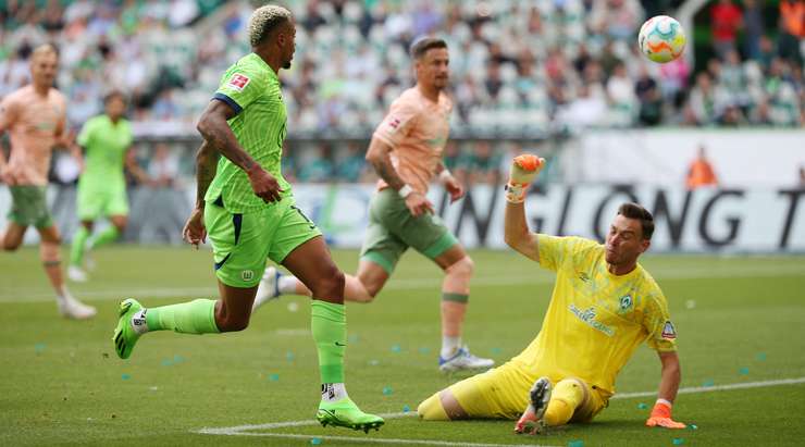 VÀO! Lukas Nmecha (Wolfsburg) nhận một đường chuyền và từ trong vòng cấm anh ấy lốp bóng qua Jiri Pavlenka, người đã ra khỏi vạch vôi. Một pha dứt điểm tuyệt vời! 1:0.