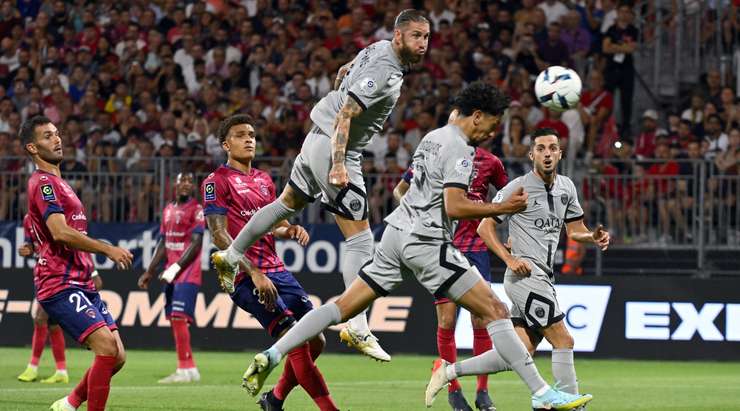 Lợi thế từ tình huống cố định đã được khai thác rất tốt! Neymar thực hiện quả đá phạt và treo bóng vào vòng 5m50. Marquinhos (Paris SG) có một cú đánh đầu nhẹ nhàng, đủ để làm bóng đổi hướng vào nóc lưới. Thủ môn Mory Diaw đã không thể phản ứng đủ nhanh và tỉ số được nâng lên 0:3.
