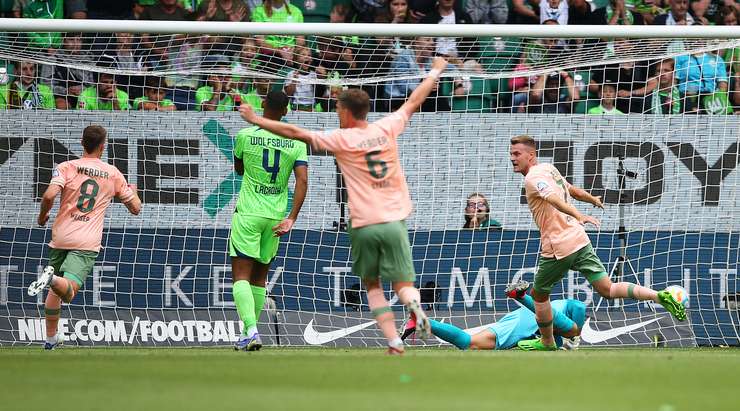 Niclas Fullkrug (Werder Bremen) luồn lách khéo léo qua hai hoặc ba cầu thủ đối phương và tung cú sút chìm từ rìa vòng cấm đi thẳng vào mép trong cột dọc bên phải. Một bàn thắng tuyệt vời!