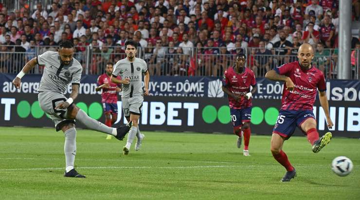 Bóng bật ra và đến chân của Neymar (Paris SG) ở ngay bên ngoài vòng cấm. Anh không hề do dự và tung một cú sút tuyệt vời vào góc trái phía dưới. Pha dứt điểm đi ra ngoài tầm với của thủ thành Mory Diaw và tỉ số đã được thay đổi thành 0:1.